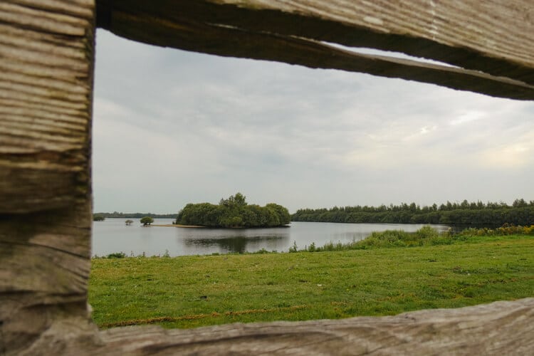 waterplas gezien door een vogelkijkscherm in het Bargerveen tijdens het Noaberpad