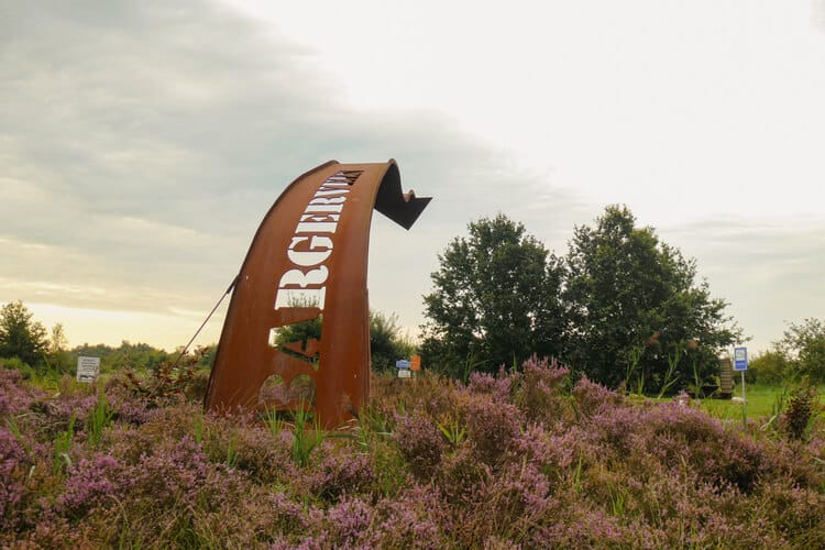 Artistiek toegangsbord van het Bargerveen in de heide